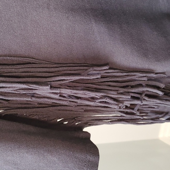 CHA CHA VENTEblack top. Size small. Sleeves and down are fringed. - Picture 3 of 9